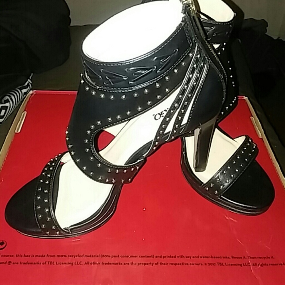 Shoes - Picture 3 of 4